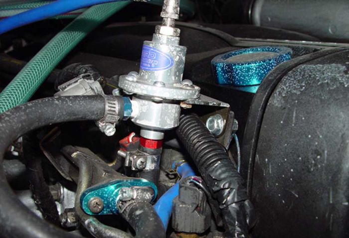 رگلاتور سوخت تنظیمی ( تنظیم فشار بنزین به میزان دلخواه ) FUEL REGULATOR